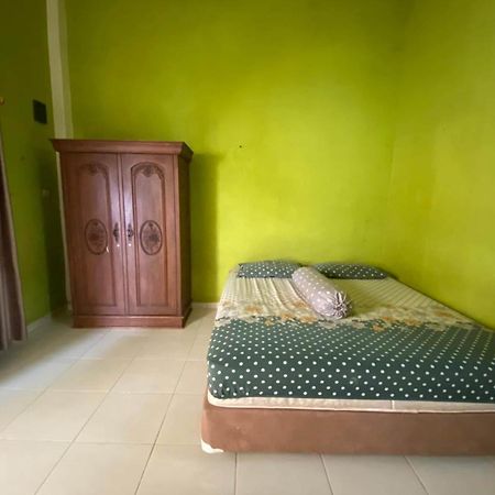 Oyo Life Afny Kost 1 Hotel Palembang Bagian luar foto